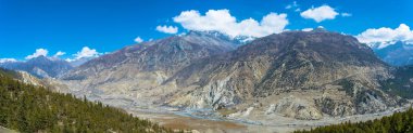 Braka ve Manang köyleri alanında Bagmati Nehri'nin güzel görünüm açık güneşli bir günde, Nepal.