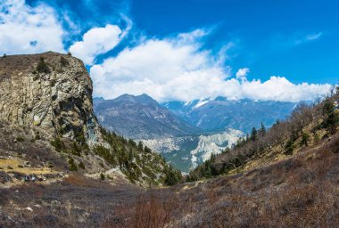 Manang, Nepal-Nisan 3, 2018: turist Milarepa yaklaşım mağara güneşli günde 3 Nisan 2018 Manang, Nepal. 