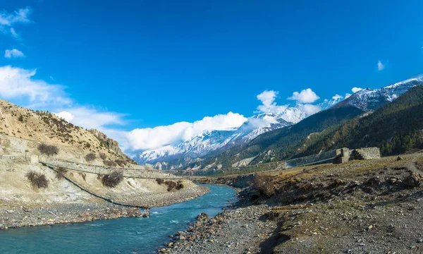 Asma köprü kutsal Bagmati Nehri Braka, Nepal Köyü yakınlarında.