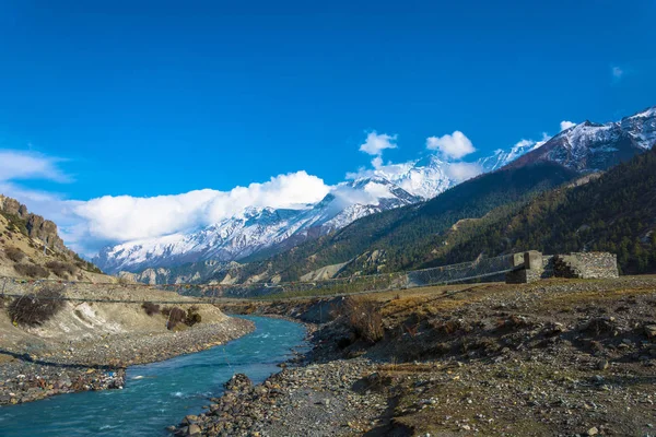 Asma köprü kutsal Bagmati Nehri Braka, Nepal Köyü yakınlarında.