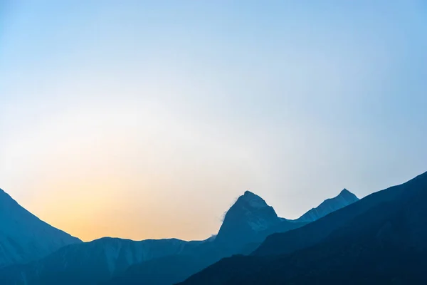 ネパール ヒマラヤの山脈を越えるカラフルなオレンジ色の夜明け — ストック写真