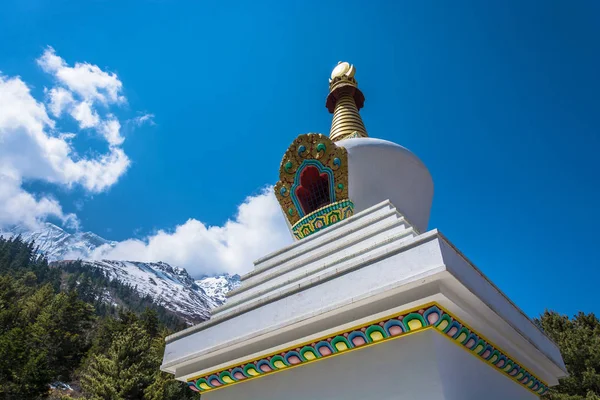 Güzel beyaz taş stupa dağlar ve Himalayalar, Nepal mavi gökyüzünde karşı.