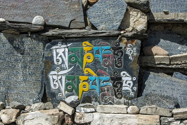 Barevné Nápisy Kamenech Horách Nepálu Slunečného Dne — Stock fotografie