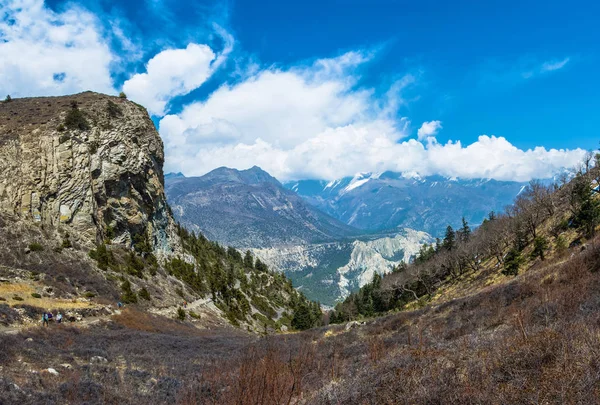 Manang, Nepal-Nisan 3, 2018: turist Milarepa yaklaşım mağara güneşli günde 3 Nisan 2018 Manang, Nepal. 