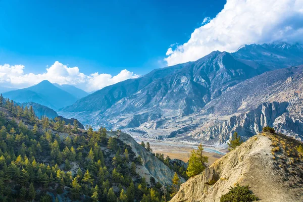 Güneşli bir günde, Nepal: Bagmati nehre bakan güzel dağ manzarası. 