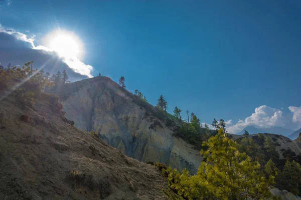 Luminosi Raggi Sole Illuminano Ripidi Pendii Delle Montagne Himalayane Nepal — Foto Stock