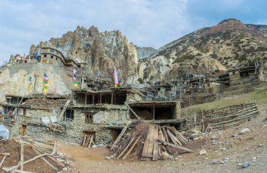 Rocky Dağları arka planda Brak, Nepal köyde eski taş evler.