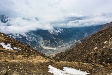 Güzel dağ manzarası ile bahar gününde, Nepal Himalayalar alçak bulutlar. 
