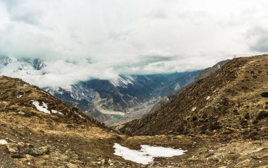 Güzel dağ manzarası ile bahar gününde, Nepal Himalayalar alçak bulutlar. 