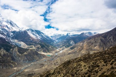 Bahar günü, Nepal Manang köyü yakınındaki kutsal Bagmati Nehri'nin güzel dağ panorama. 