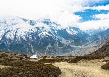 Güzel görünümü kutsal Bagmati Nehri'nin Himalayalar, Nepal ve Manang Köyü.