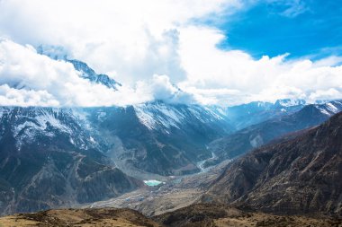 Güzel dağ manzarası: Bagmati nehrinde bahar günü, Nepal Himalayalar ile. 
