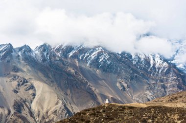 Dağlar, Nepal arka plan üzerinde beyaz taş Budist stupa. Karla kaplı dağlar bulutlar. 