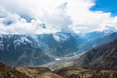 Güzel görünümü kutsal Bagmati Nehri'nin Himalayalar, Nepal ve Manang Köyü.