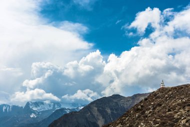 Dağ manzarası ile beyaz taş stupa Himalayalar, Nepal.