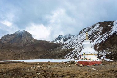 Büyük taş Budist stupa Himalayalar, Nepal buz Gölü kıyısında.