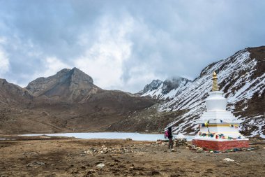 Budist taş stupa Himalayalar, Nepal buz Gölü kıyısında, turizm.