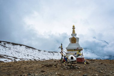 Büyük taş Budist stupa Himalayalar, Nepal bulutlu gökyüzü arka planı. 