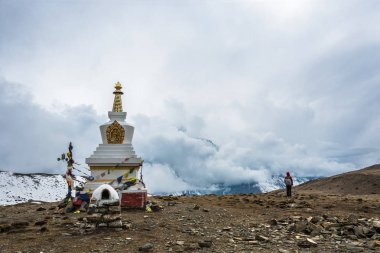 Büyük taş Budist stupa bulutlu gökyüzü ve Nepal Himalayalar Turizm arka planı. 