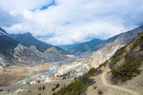 Güzel dağ manzarası ile bahar gününde, Nepal Braka Köyü.