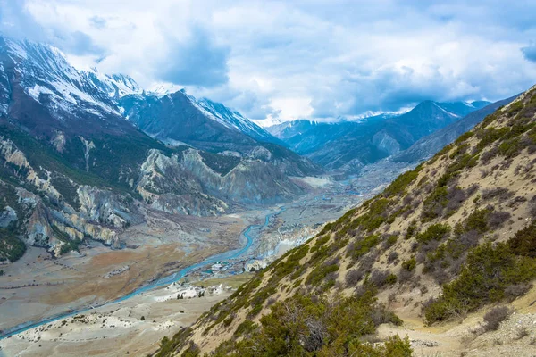 Bagmati Nehri'nin güzel manzaralarını ve köyleri Braka, Manang bahar günü, Nepal Himalayalar içinde. 