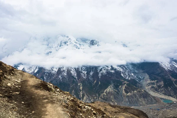 Sendero Rocoso Contra Montañas Nevadas Nubes Himalaya Nepal — Foto de Stock