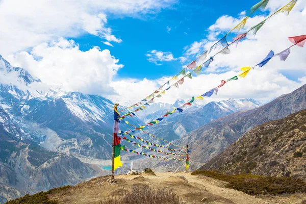 Renkli bayraklar Nepal Himalaya Dağları'nın karlı zirveleri yukarıdaki satırları.