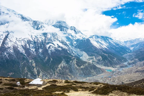 Güzel görünümü kutsal Bagmati Nehri'nin Himalayalar, Nepal ve Manang Köyü.