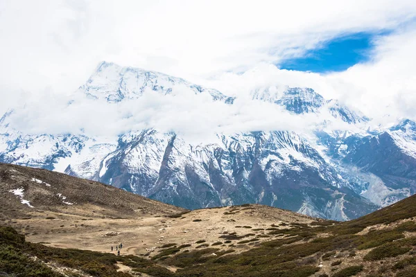 Liten Grupp Turister Himalaya Nepal Snö Bergstoppar Och Moln — Stockfoto