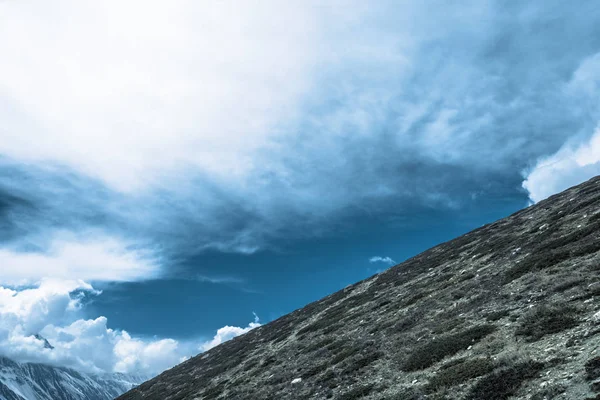 Pendenza Della Montagna Contro Cielo Nuvoloso Himalaya Nepal — Foto Stock