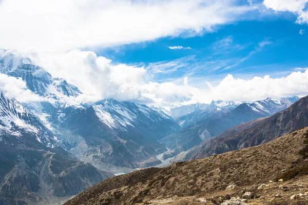 Güzel dağ manzarası: Bagmati nehrinde bahar günü, Nepal Himalayalar ile.