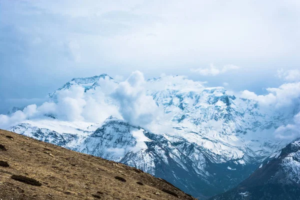 雪に覆われた山脈とヒマラヤ山脈 ネパールで雲の美しい山の風景 — ストック写真