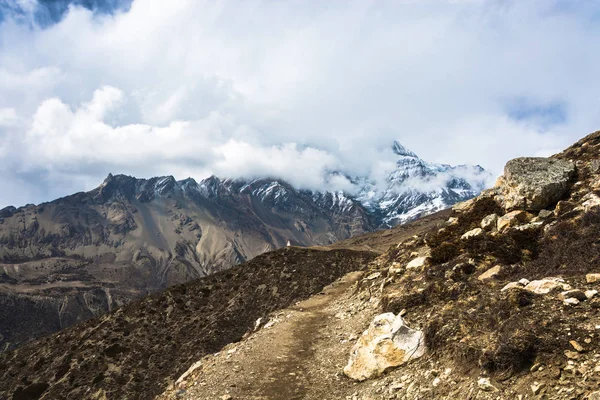 Sendero Rocoso Himalaya Contra Montañas Nevadas Nubes Nepal — Foto de Stock