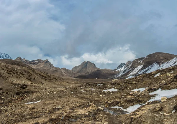 山风景与雪在路线和白云在喜马拉雅山 尼泊尔 — 图库照片