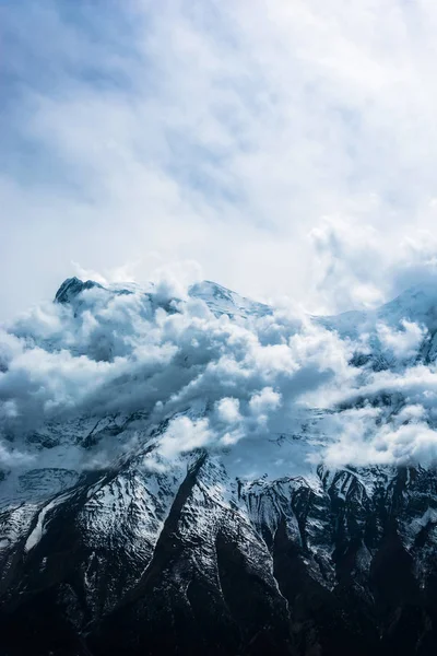 Karlı Dağ Zirveleri Beyaz Bulutlar Himalayalar Nepal — Stok fotoğraf