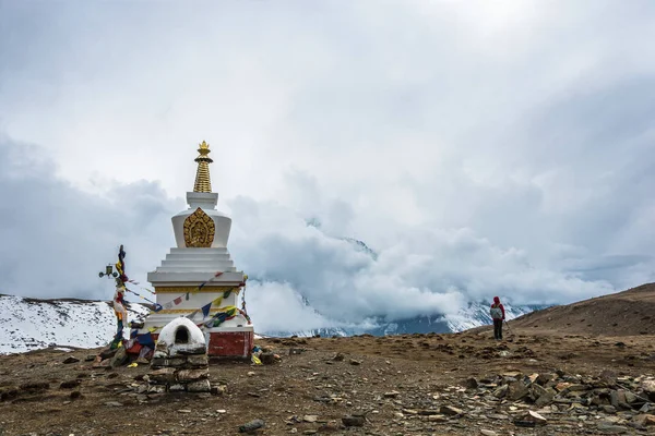 Büyük taş Budist stupa bulutlu gökyüzü ve Nepal Himalayalar Turizm arka planı. 