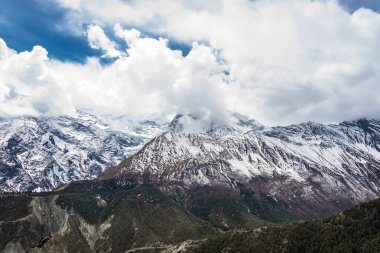 Güzel karlı dağ zirveleri ve bulutlar Himalayalar, Nepal.