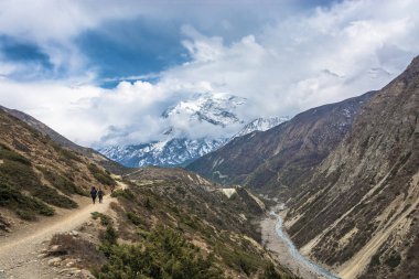 Turistler Himalayalar güzel dağ izinde. Bulutlar, Nepal karlı zirveleri.