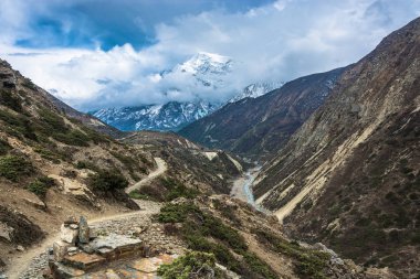 Güzel dağ manzarası: Bagmati nehrinde bahar günü, Nepal Himalayalar ile. 