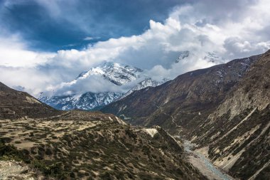 Güzel dağ manzarası: Bagmati nehrinde bahar günü, Nepal Himalayalar ile. 