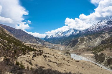 Güzel dağ manzarası: Bagmati nehrinde bahar günü, Nepal Himalayalar ile.