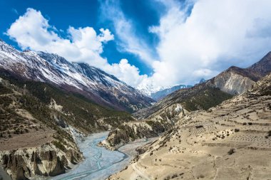 Güzel dağ manzarası: Bagmati nehrinde bahar günü, Nepal Himalayalar ile.