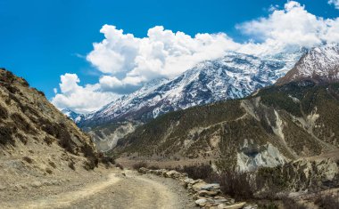 Dağ izi bir güneşli bir bahar günü, Nepal Himalayalar. Güzel karlı dağ zirveleri ve bulutlar. 