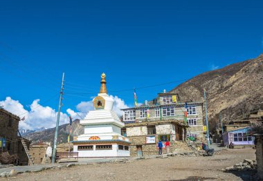 Manang köyü Himalayalar, Nepal-05.04.2018: büyük dağ köyü Manang Nepal Himalayalar içinde 5 Nisan 2018 taş Budist stupa beyaz. 