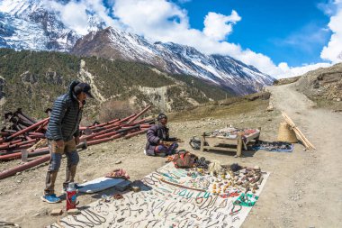 Manang köyü Himalayalar, Nepal-05.04.2018: iki Nepal Satıyoruz yerel Hatıra Eşyası 5 Nisan 2018 üzerinde Himalayalar, Nepal Manang dağ köyü içinde.