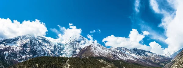 美しい雪に覆われた山々 ヒマラヤ ネパールの雲 — ストック写真