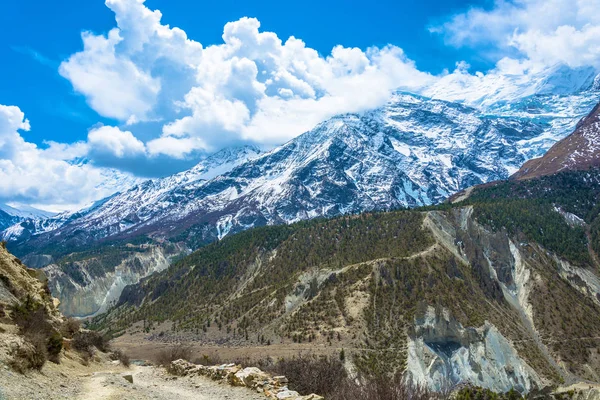 Belos Picos Montanhas Nevadas Nuvens Himalaia Nepal — Fotografia de Stock