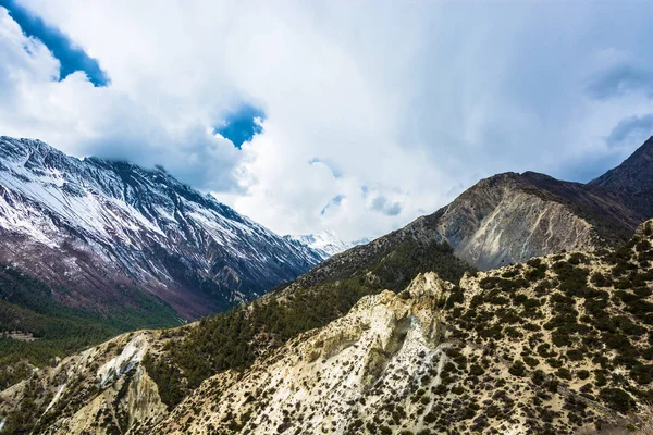 Belos Picos Montanhas Nevadas Nuvens Himalaia Nepal — Fotografia de Stock