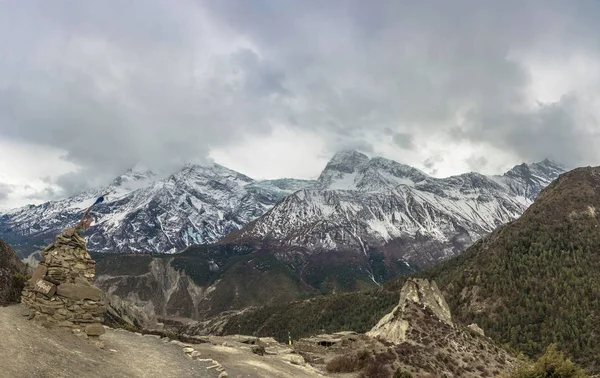 Stupa Bouddhiste Pierre Contre Les Sommets Enneigés Les Nuages Dans — Photo