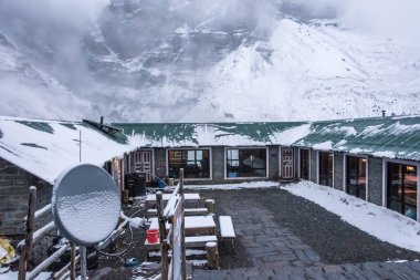 İzlemek Annapurna, Nepal-06.04.2018: Thorong La, ana kamp bulutlu bir akşam pistte Annapurna, Nepal, 6 Nisan 2018 yılına geçmek. 